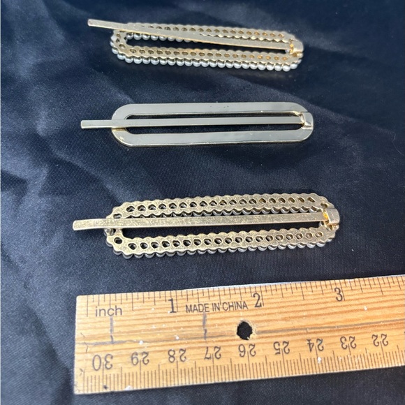 🤑 FREE with Bundle🤑 Zara Gold and Pearl Hair Clip Trio - Picture 4 of 4